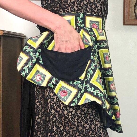 Vintage Rose Print Apron, 1950s Reversible Cotton and Chiffon Mid Century Apron - Picture 9 of 10
